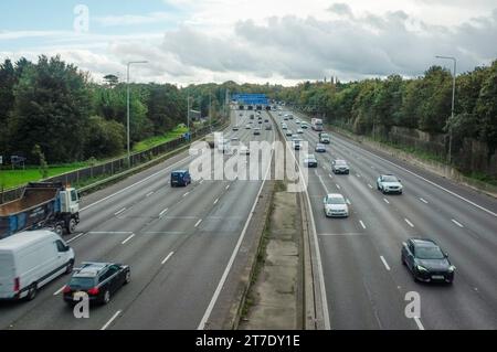 Die AUTOBAHN M25, Londons Orbitalautobahn, in der Nähe der Anschlussstelle 18 Chorleywood/Rickmansworth, Hertfordshire, England, Großbritannien Stockfoto