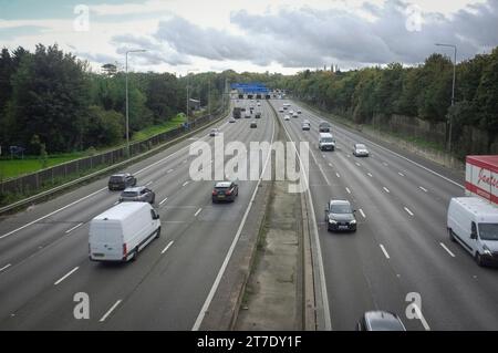 Die AUTOBAHN M25, Londons Orbitalautobahn, in der Nähe der Anschlussstelle 18 Chorleywood/Rickmansworth, Hertfordshire, England, Großbritannien Stockfoto