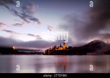 Sonnenaufgang am See Bled, slowenien V Stockfoto