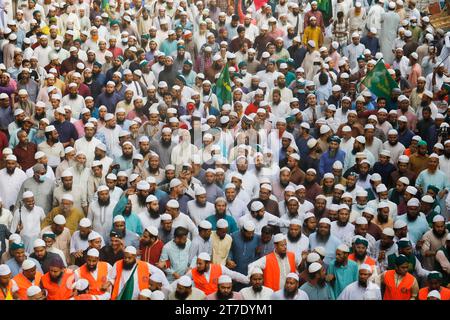 Dhaka, Bangladesch - 15. November 2023: Islami Andolan Bangladesch marschierte von Baitul Mukarram in Richtung Wahlkommission, um die Auslosung zu fordern Stockfoto