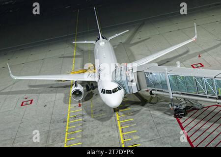 Nachts am Flughafen. Das Flugzeug der Lufthansa mit Gangway am Flughafen München. München Bayern Deutschland *** nachts am Flughafen das Lufthansa Flugzeug mit Gangway am Flughafen München Bayern Deutschland Copyright: XRolfxPossx Credit: Imago/Alamy Live News Stockfoto