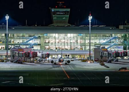 Nachts am Flughafen. Das Flugzeug ist soeben am Flughafen München gelandet. München Bayern Deutschland *** nachts am Flughafen ist das Flugzeug gerade am Flughafen München gelandet München Bayern Deutschland Copyright: XRolfxPossx Credit: Imago/Alamy Live News Stockfoto