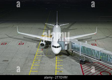 Nachts am Flughafen. Das Flugzeug der Lufthansa mit Gangway am Flughafen München. München Bayern Deutschland *** nachts am Flughafen das Lufthansa Flugzeug mit Gangway am Flughafen München Bayern Deutschland Copyright: XRolfxPossx Credit: Imago/Alamy Live News Stockfoto