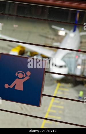 Nachts am Flughafen. Das Flugzeug der Lufthansa mit Gangway am Flughafen München. München Bayern Deutschland *** nachts am Flughafen das Lufthansa Flugzeug mit Gangway am Flughafen München Bayern Deutschland Copyright: XRolfxPossx Credit: Imago/Alamy Live News Stockfoto