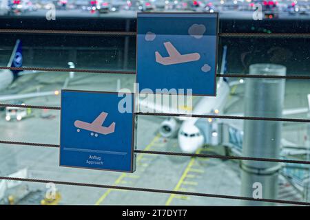 Nachts am Flughafen. Das Flugzeug der Lufthansa mit Gangway am Flughafen München. München Bayern Deutschland *** nachts am Flughafen das Lufthansa Flugzeug mit Gangway am Flughafen München Bayern Deutschland Copyright: XRolfxPossx Credit: Imago/Alamy Live News Stockfoto