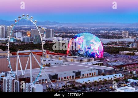 Die Sphere, Exosphere wird abends für Kunst und Werbung genutzt Luftansicht auf Skyline, Strip at Night, Neonlichter Las Vegas, Nevada, United Stockfoto