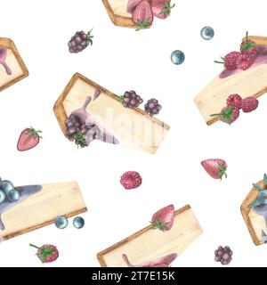 Nahtloses Muster von Käsekuchenscheiben mit Himbeeren, Erdbeeren, Brombeeren und Heidelbeeren und verschiedenen Beeren auf weißem Hintergrund Stockfoto