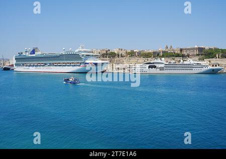 VALLETTA, MALTA - 19. MAI 2022: Zwei Linienschiffe in der europäischen Hauptstadt, klarer blauer Himmel an warmen sonnigen Frühlingstagen. Stockfoto
