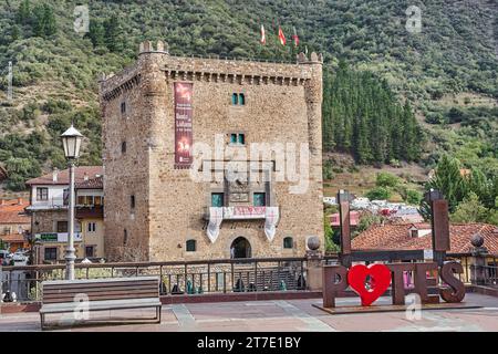 Potes, Kantabrien, Spanien 08 08 2023: Dorf Potes, Torre del infantado im Hintergrund. In Potes, Kantabrien, Spanien. Stockfoto