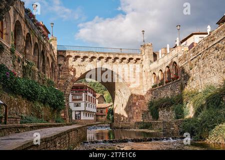 Mittelalterliche Stadt Potes mit Brücke und Fluss Deva in ihrem Weg. In der Region Liebana, Kantabrien, Spanien. Stockfoto