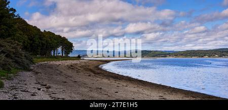 An einem hellen und friedlichen Nachmittag mit Blick nach Südwesten in Richtung Oitir über Loch Fyne von Otter Ferry, Argyll, Schottland Stockfoto