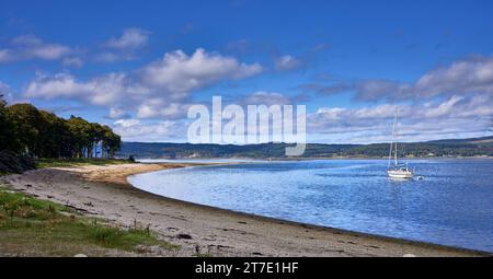 An einem hellen und friedlichen Nachmittag mit Blick nach Südwesten in Richtung Oitir über Loch Fyne von Otter Ferry, Argyll, Schottland Stockfoto