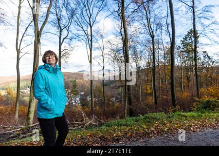 Niedernhausen, Deutschland. November 2023. Priska Hinz (Allianz 90/die Grünen), Hessische Ministerin für Umwelt, Klimaschutz, Landwirtschaft und Verbraucherschutz, bei der Vorstellung des Waldzustandsberichts 2023 bei Niedernhausen im Taunus. Hessens Wälder sind immer noch in sehr schlechtem Zustand. Quelle: Sascha Lotz/dpa/Alamy Live News Stockfoto