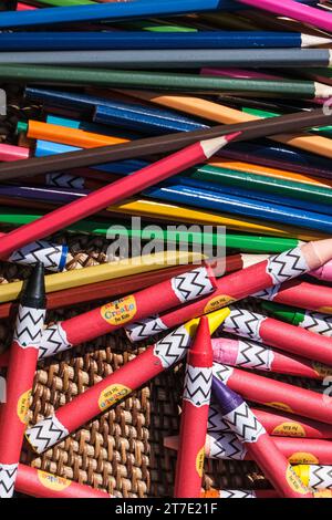 Aus nächster Nähe sehen Sie bunte Buntstifte und Farbstifte. Stockfoto