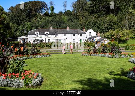 Die historischen Trenance Coattages in den preisgekrönten Trenanc Gardens in Newquay in Cornwall, Großbritannien. Stockfoto