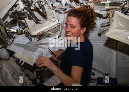 ISS - 27. Oktober 2023 - der NASA-Astronaut und Expedition 70-Flugingenieur Loral O’Hara konfiguriert Raumwanderungswerkzeuge innerhalb der Internationalen Raumstation Stockfoto