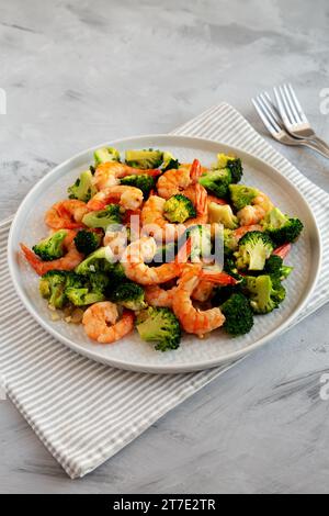 Hausgemachte Knoblauch Brokkoli Garnelen auf einem Teller braten, Seitenansicht. Nahaufnahme. Stockfoto