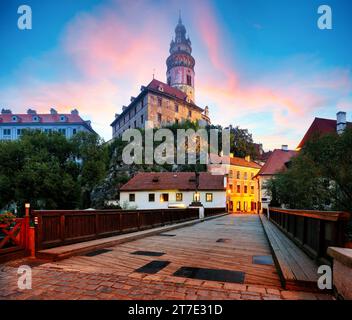 Cesky Krumlov historische Altstadt bei dramatischem Sonnenuntergang, Südböhmen, Tschechische Republik Stockfoto