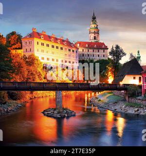 Cesky Krumlov historische Altstadt bei dramatischem Sonnenuntergang, Südböhmen, Tschechische Republik Stockfoto