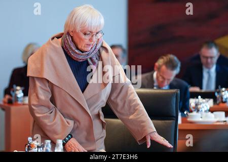 Auftaktbilder, Kabinettssitzung der Bundesregierung Auftaktbilder, Kabinettssitzung der Bundesregierung mit Bundesministern und Staatssekretären, Claudia Roth, BKM, Beauftragte der Bundesregierung für Kultur und Medien, die Grünen Berlin Berlin GER *** Eröffnungsbilder, Kabinettssitzung der Bundesregierung Eröffnungsbilder, Kabinettssitzung der Bundesregierung mit Bundesministern und Staatssekretären, Claudia Roth, BKM, Beauftragte der Bundesregierung für Kultur und Medien, die Grünen Berlin Berlin DE Credit: Imago/Alamy Live News Stockfoto