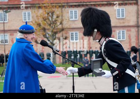 Die dänische Königin Margrethe überreicht dem Wachmann J.M. Andersen bei einer Parade in der Rosenborg-Kaserne in Kopenhagen am Mittwoch, den 15. November 2023, die „Königinnen-Uhr“. Die Uhr wird der besten Wache der Dienstzeit übergeben, die von seinen Mitschülern der Royal Life Guards ausgewählt wurde. Stockfoto