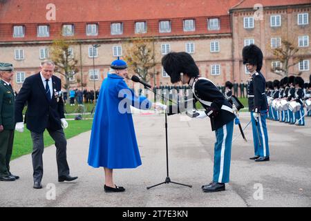 Die dänische Königin Margrethe überreicht dem Wachmann J.M. Andersen bei einer Parade in der Rosenborg-Kaserne in Kopenhagen am Mittwoch, den 15. November 2023, die „Königinnen-Uhr“. Die Uhr wird der besten Wache der Dienstzeit übergeben, die von seinen Mitschülern der Royal Life Guards ausgewählt wurde. Stockfoto