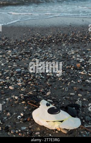 Ein Strand in der Nähe von Mersin, Türkei, voller Plastikmüll. Stockfoto