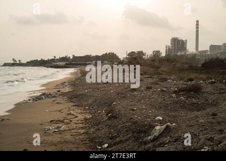 Ein Strand in der Nähe von Mersin, Türkei, voller Plastikmüll. Stockfoto