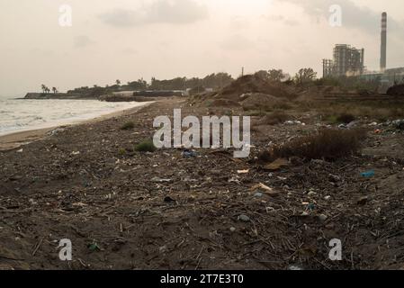 Ein Strand in der Nähe von Mersin, Türkei, voller Plastikmüll. Stockfoto