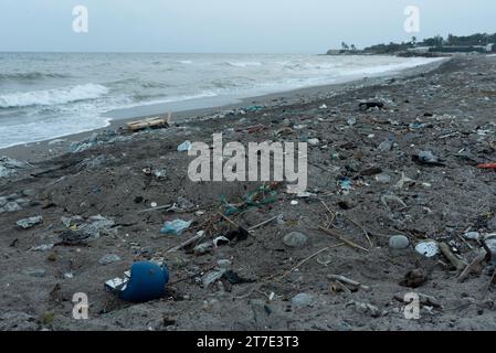 Ein Strand in der Nähe von Mersin, Türkei, voller Plastikmüll. Stockfoto