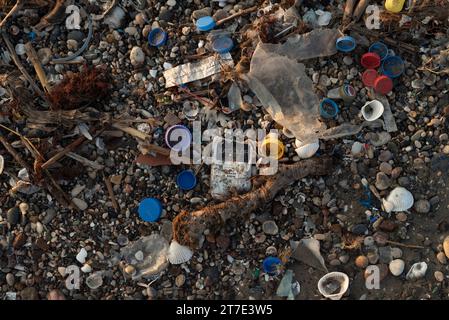 Ein Strand in der Nähe von Mersin, Türkei, voller Plastikmüll. Stockfoto