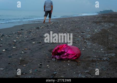 Ein Strand in der Nähe von Mersin, Türkei, voller Plastikmüll. Stockfoto