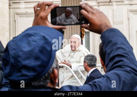 Vatikanstadt, Vatikanstadt. November 2023. Papst Franziskus kommt zu seiner wöchentlichen Generalaudienz in St. PeterÕs-Platz im Vatikan, 15. November 2023. Quelle: Riccardo De Luca - Update Images/Alamy Live News Stockfoto