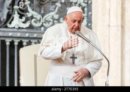 Vatikanstadt, Vatikanstadt. November 2023. Papst Franziskus besucht seine wöchentliche Generalaudienz in St. PeterÕs-Platz im Vatikan, 15. November 2023. Quelle: Riccardo De Luca - Update Images/Alamy Live News Stockfoto