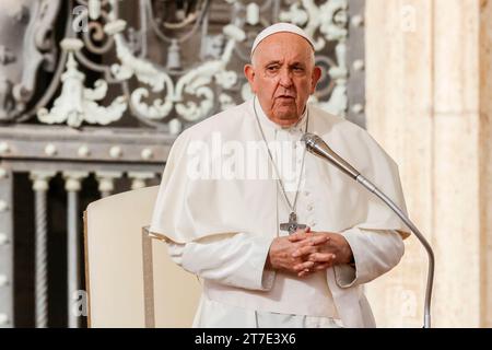 Vatikanstadt, Vatikanstadt. November 2023. Papst Franziskus besucht seine wöchentliche Generalaudienz in St. PeterÕs-Platz im Vatikan, 15. November 2023. Quelle: Riccardo De Luca - Update Images/Alamy Live News Stockfoto