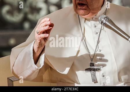 Vatikanstadt, Vatikanstadt. November 2023. Papst Franziskus besucht seine wöchentliche Generalaudienz in St. PeterÕs-Platz im Vatikan, 15. November 2023. Quelle: Riccardo De Luca - Update Images/Alamy Live News Stockfoto