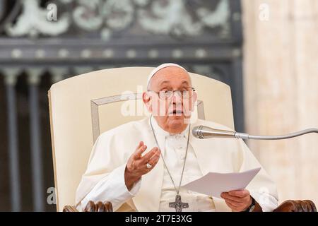 Vatikanstadt, Vatikanstadt. November 2023. Papst Franziskus besucht seine wöchentliche Generalaudienz in St. PeterÕs-Platz im Vatikan, 15. November 2023. Quelle: Riccardo De Luca - Update Images/Alamy Live News Stockfoto