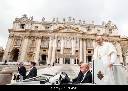 Vatikanstadt, Vatikanstadt. November 2023. Papst Franziskus verlässt am Ende seiner wöchentlichen Generalaudienz nach St. PeterÕs-Platz im Vatikan, 15. November 2023. Quelle: Riccardo De Luca - Update Images/Alamy Live News Stockfoto