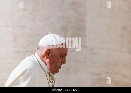 Vatikanstadt, Vatikanstadt. November 2023. Papst Franziskus verlässt am Ende seiner wöchentlichen Generalaudienz nach St. PeterÕs-Platz im Vatikan, 15. November 2023. Quelle: Riccardo De Luca - Update Images/Alamy Live News Stockfoto