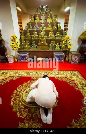 Eine Frau betet in einem buddhistischen Schrein in Phnom Preah, erreichen Troap am Oudong Tempel in der Provinz Kandal in der Nähe von Phnom Penh, Kambodscha. Stockfoto