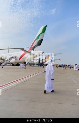 DUBAI, VAE, 15. November 2023. Ein Teilnehmer geht zu einem Emirates-Flugzeug auf der Dubai Airshow 2023. Die Veranstaltung fand am DWC Maktoum International Airport in Dubai statt Stockfoto