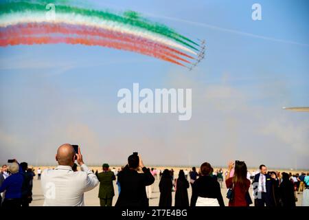 DUBAI, VAE, 15. November 2023. Die Teilnehmer sehen eine Luftaufführung auf der Dubai Airshow 2023. Die Veranstaltung fand am DWC Maktoum International Airport in Dubai statt Stockfoto