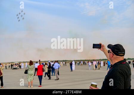 DUBAI, VAE, 15. November 2023. Die Teilnehmer sehen eine Luftaufführung auf der Dubai Airshow 2023. Die Veranstaltung fand am DWC Maktoum International Airport in Dubai statt Stockfoto