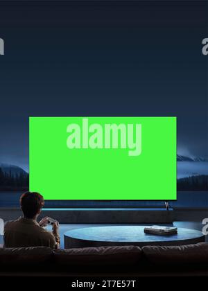 Die Menschen schauen und genießen neben dem Fernseher, Monitor mit grünem Bildschirm Stockfoto