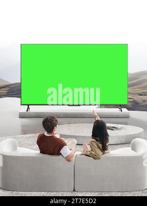 Die Menschen schauen und genießen neben dem Fernseher, Monitor mit grünem Bildschirm Stockfoto