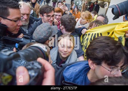 London, England, Großbritannien. November 2023. GRETA THUNBERG wird von Medienvertretern gemobbt, als sie den Westminster Magistrates Court verlässt. Der schwedische Aktivist wurde bei einem Protest gegen fossile Brennstoffe vor dem InterContinental Hotel in Mayfair während des Energy Intelligence Forums verhaftet und wegen eines Verstoßes gegen die öffentliche Ordnung angeklagt. (Kreditbild: © Vuk Valcic/ZUMA Press Wire) NUR REDAKTIONELLE VERWENDUNG! Nicht für kommerzielle ZWECKE! Stockfoto