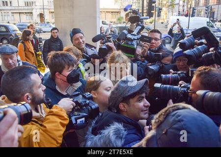 London, England, Großbritannien. November 2023. GRETA THUNBERG wird von Medienvertretern gemobbt, als sie am Westminster Magistrates Court ankommt. Der schwedische Aktivist wurde bei einem Protest gegen fossile Brennstoffe vor dem InterContinental Hotel in Mayfair während des Energy Intelligence Forums verhaftet und wegen eines Verstoßes gegen die öffentliche Ordnung angeklagt. (Kreditbild: © Vuk Valcic/ZUMA Press Wire) NUR REDAKTIONELLE VERWENDUNG! Nicht für kommerzielle ZWECKE! Stockfoto