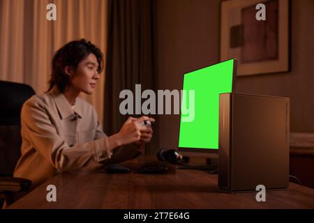 Die Menschen schauen und genießen neben dem Fernseher, Monitor mit grünem Bildschirm Stockfoto