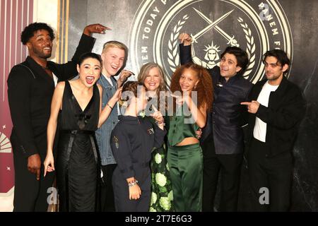 Los Angeles, USA. November 2023. LOS ANGELES - 13. November: Nick Benson, Ashley Liao, Knox Gibson, Sofia Sanchez, Suzanne Collins, Luna Steeples, Aamer Husain und Dakota Shapiro bei den Hungerspielen - The Ballad of Songbirds & Snakes LA Premiere im TCL Chinese Theater IMAX am 13. November 2023 in Los Angeles, CA (Foto: Katrina Jordan/SIPA USA) Credit: SIPA USA/Alamy Live News Stockfoto