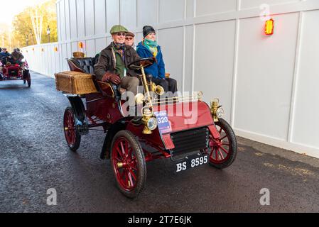 Ford Oldtimer 1904 Teilnahme an der Rennstrecke London-Brighton, Oldtimer-Veranstaltung, die durch Westminster, London, Großbritannien, führt Stockfoto